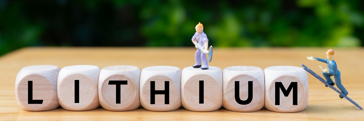 리튬 광산 추출 및 국제 원자재 가격의 개념. 생산용 광물 공급업체. '리튬'이라는 단어가 포함된 주사위, 땅을 파는 미니어처 작업자